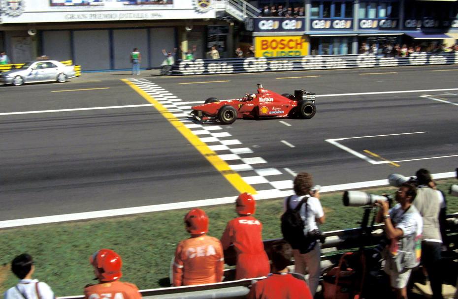 Gp d’Italia 1996. L’arrivo vittorioso di Michael Schumacher. E&#39; il primo dei suoi cinque successi a Monza: record storico della pista (Studio Colombo)